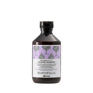 Davines Naturaltech Calming Shampoo, botella, ofrece lavado suave para cuero cabelludo sensible.