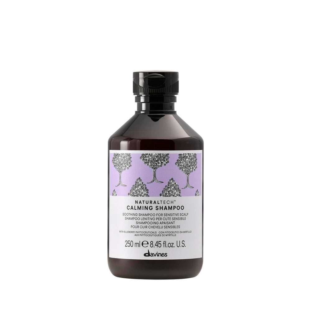 Davines Naturaltech Calming Shampoo, botella, ofrece lavado suave para cuero cabelludo sensible.
