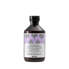 Davines Naturaltech Calming Shampoo, botella, ofrece lavado suave para cuero cabelludo sensible.