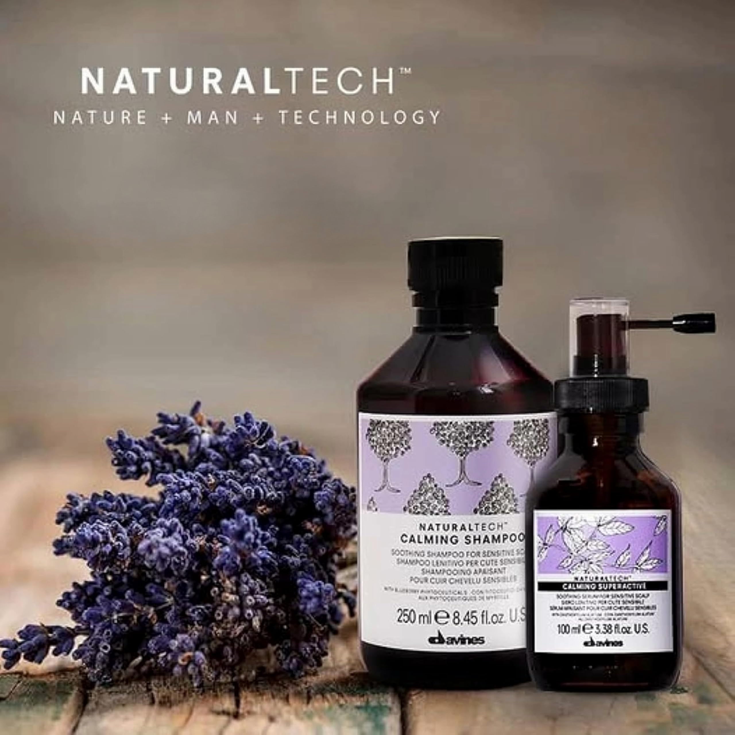 Davines Calming Shampoo, etiqueta, destaca fitoceúticos de arándano para cuidado suave.