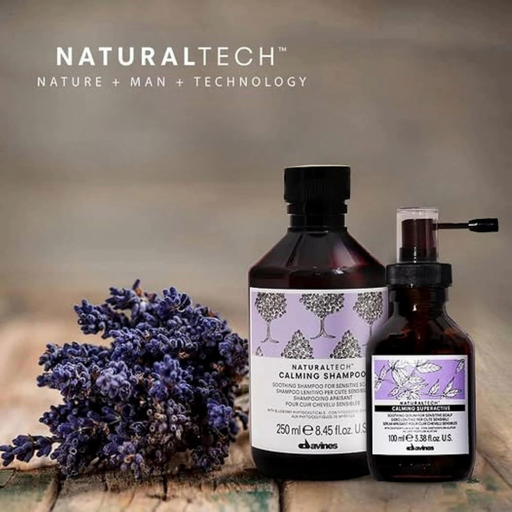Davines Calming Shampoo, etiqueta, destaca fitoceúticos de arándano para cuidado suave.