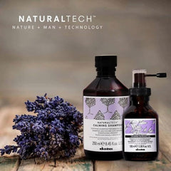 Davines Calming Shampoo, etiqueta, destaca fitoceúticos de arándano para cuidado suave.