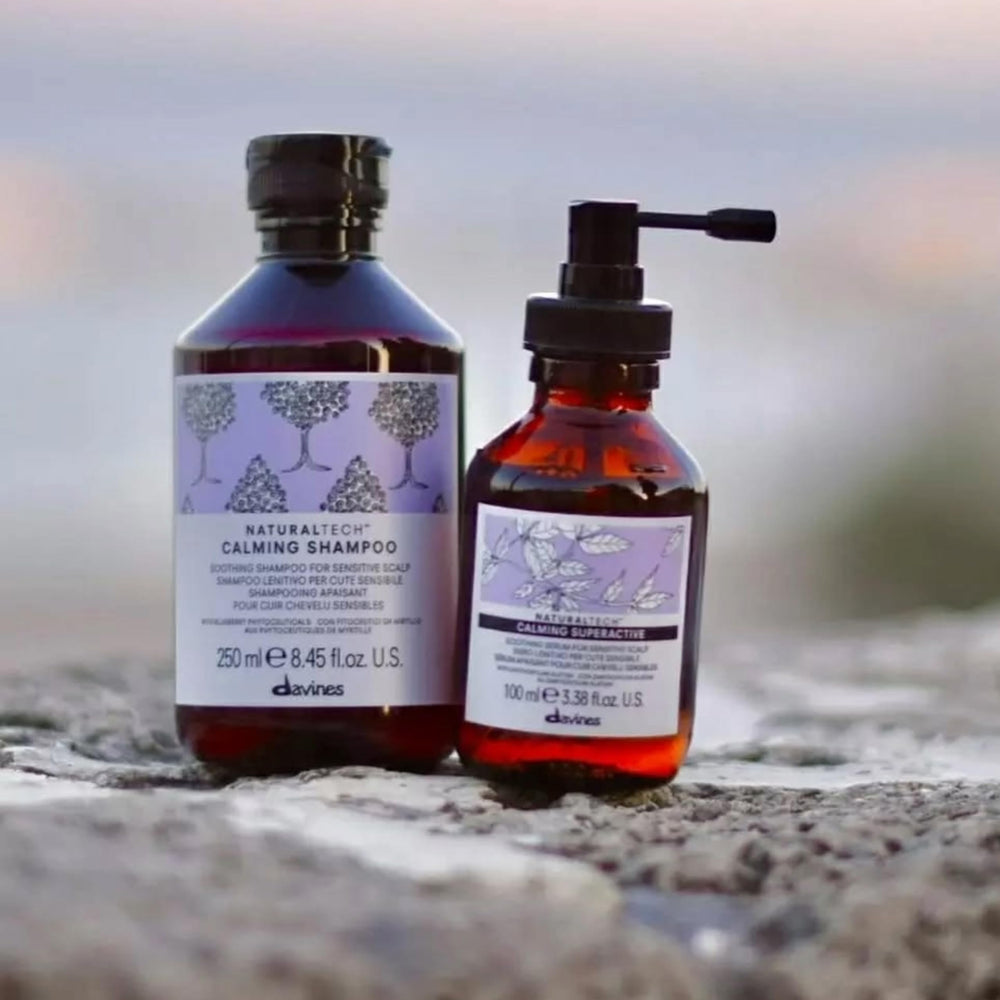Ritual diario con Davines Calming Shampoo para cuero cabelludo sensible.