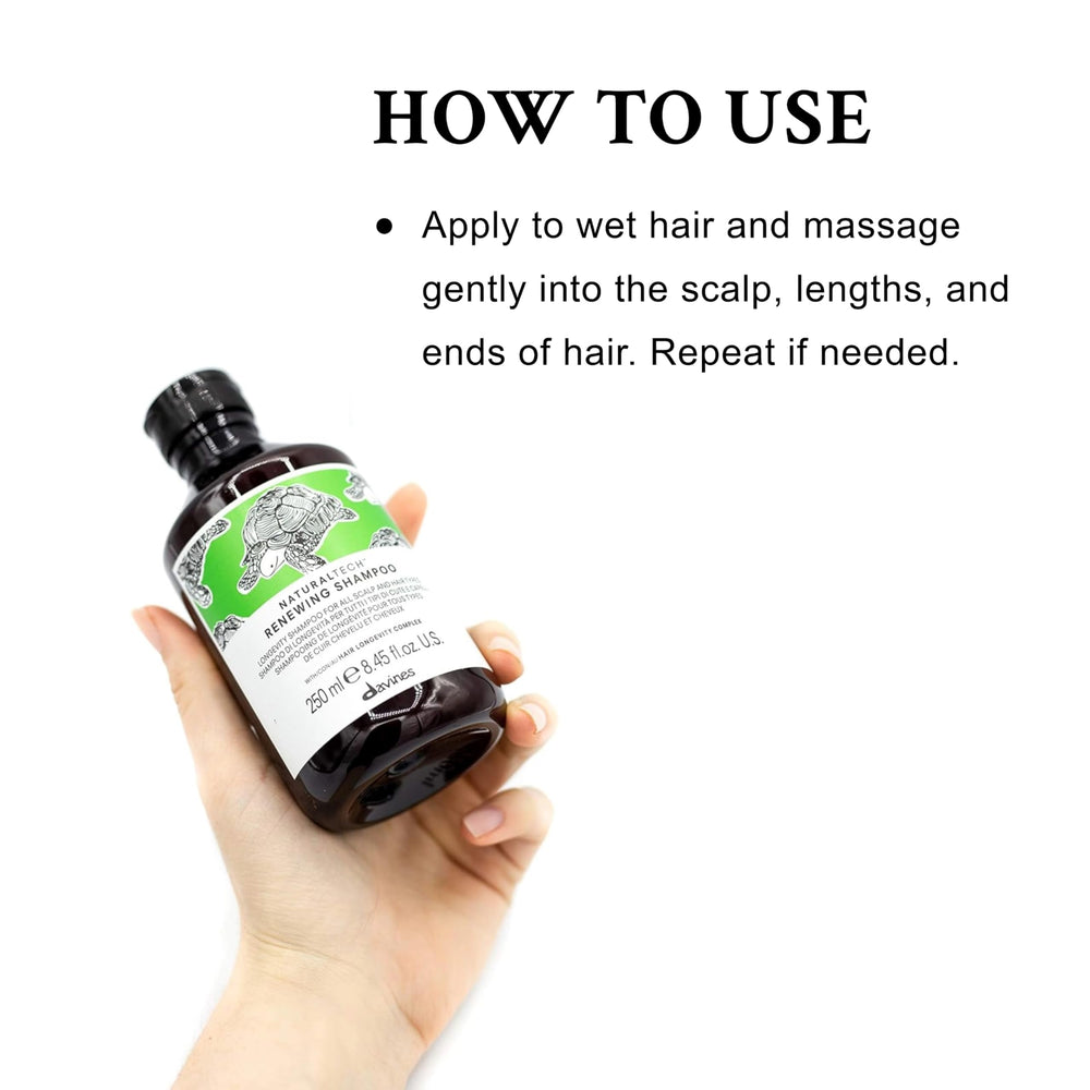Aplicación en mano del champú renovador de Davines para distribución uniforme