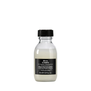 Davines Champú OI: botella volcada, limpieza suave para cabello sedoso y brillante.