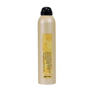 Davines laca perfeccionadora con atomizador ultrafino para movimiento natural sin residuos.