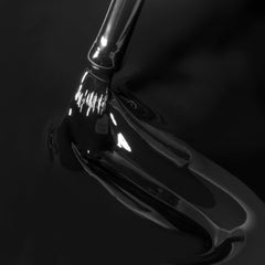 Dazzle Dry muestra aplicación precisa con brocha suave.
