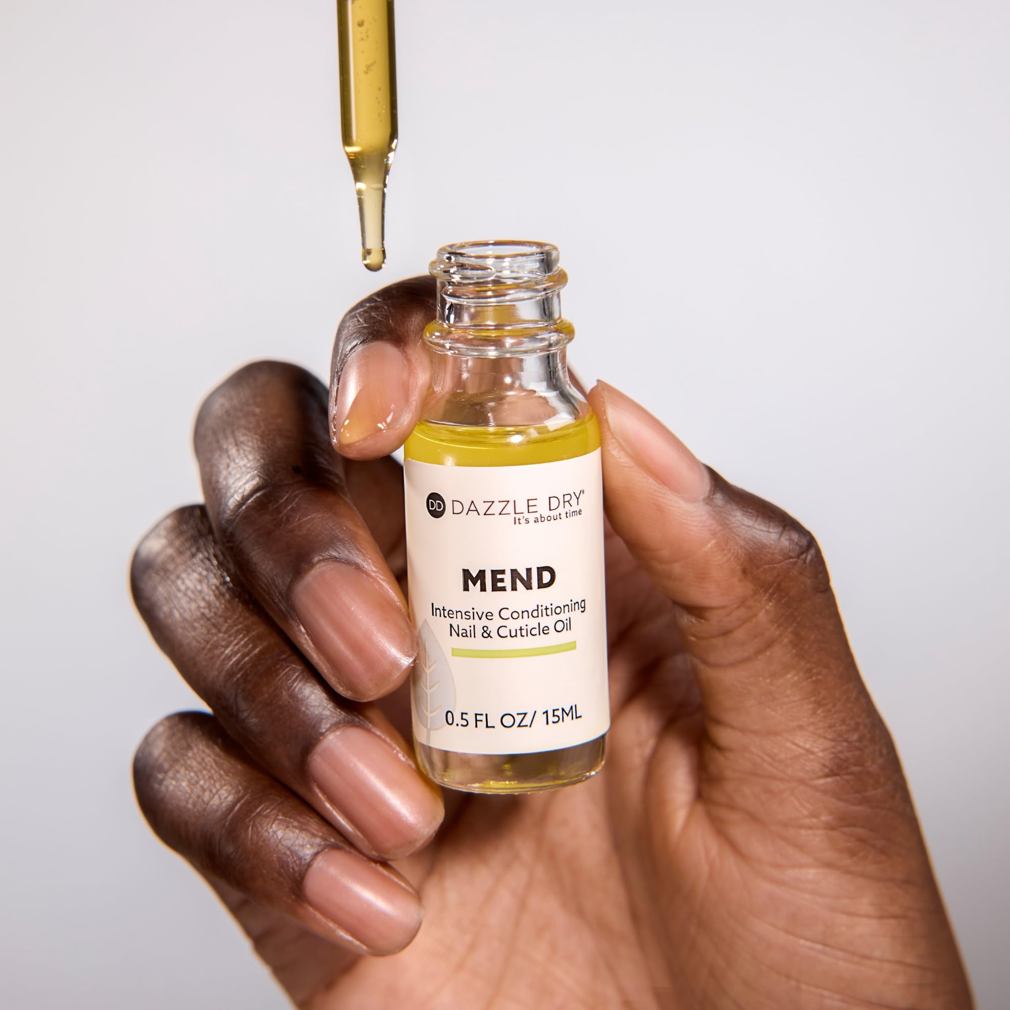 Aplicación de Dazzle Dry Mend Nail Repair Oil para uñas ásperas y frágiles.