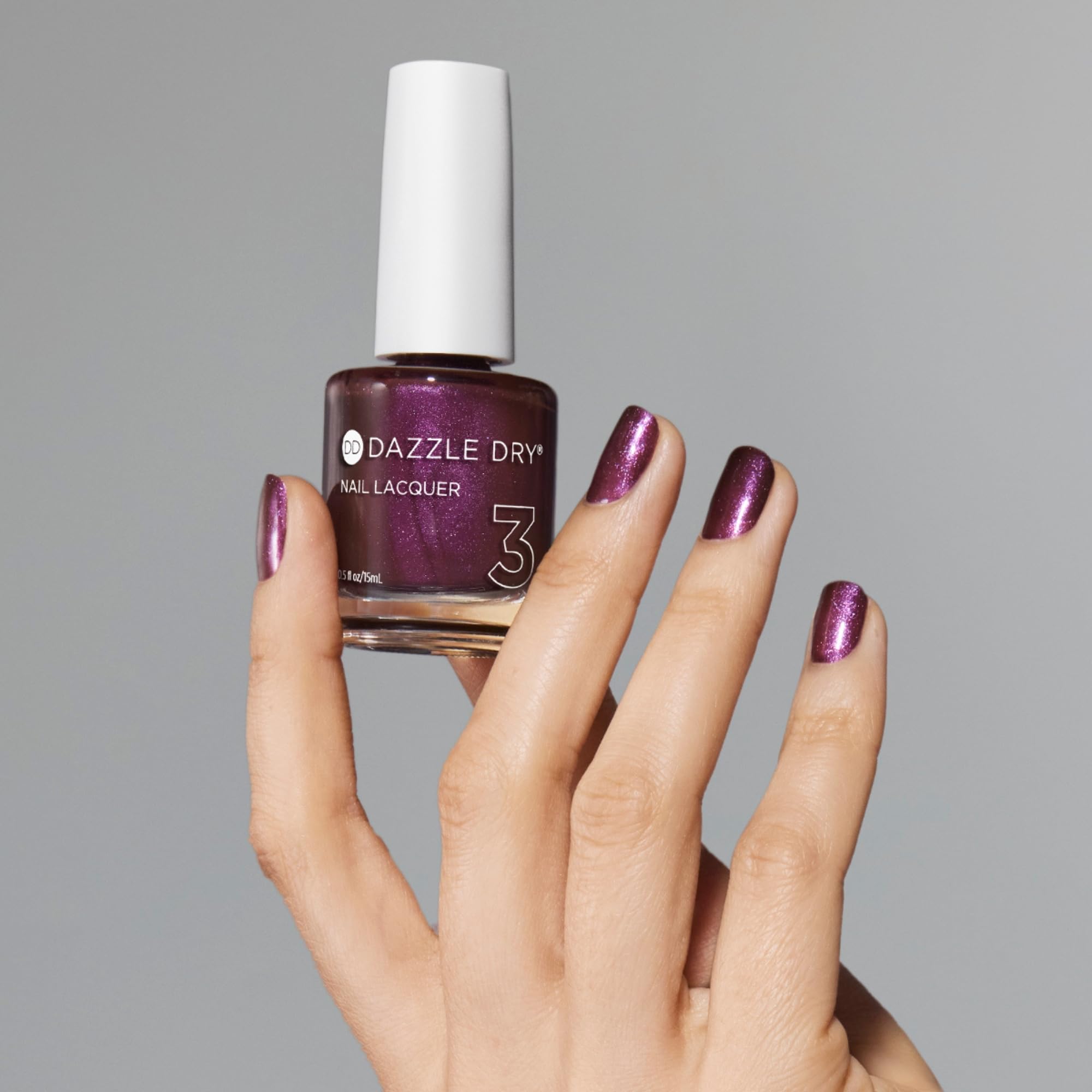 Dazzle Dry Spiced Plum: color semitransparente con brillo sutil en uñas.