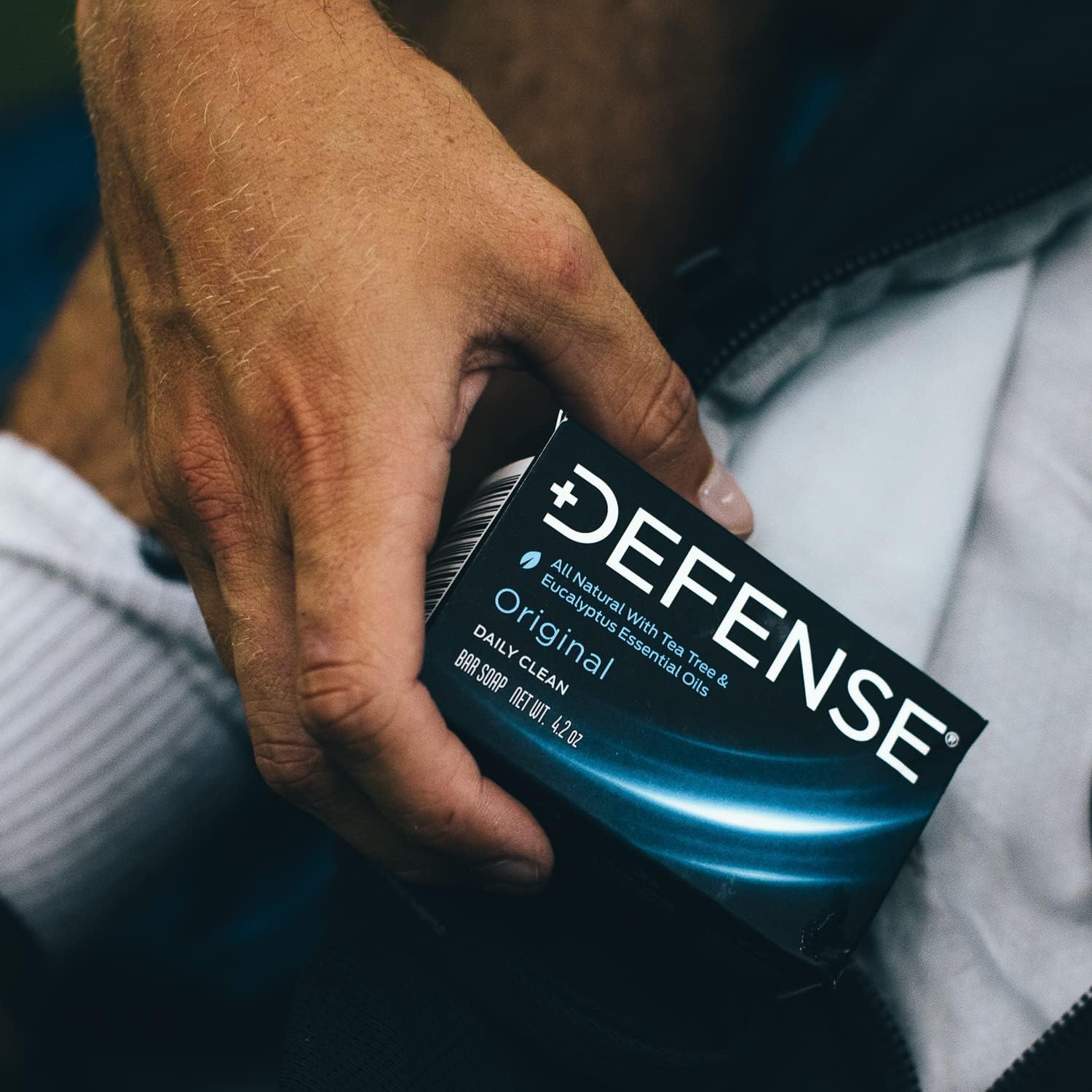 Defense Soap hipoalergenico con aroma suave de eucalipto para piel sensible.