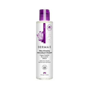 Derma E limpiador firmante: botella visible con textura suave para limpieza diaria.