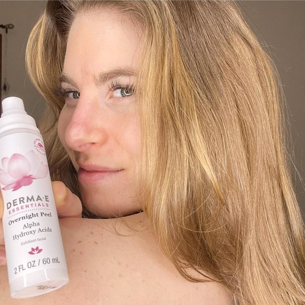 DERMA E Exfoliante Nocturno Esencial: piel más luminosa y renovada tras la exfoliación suave.