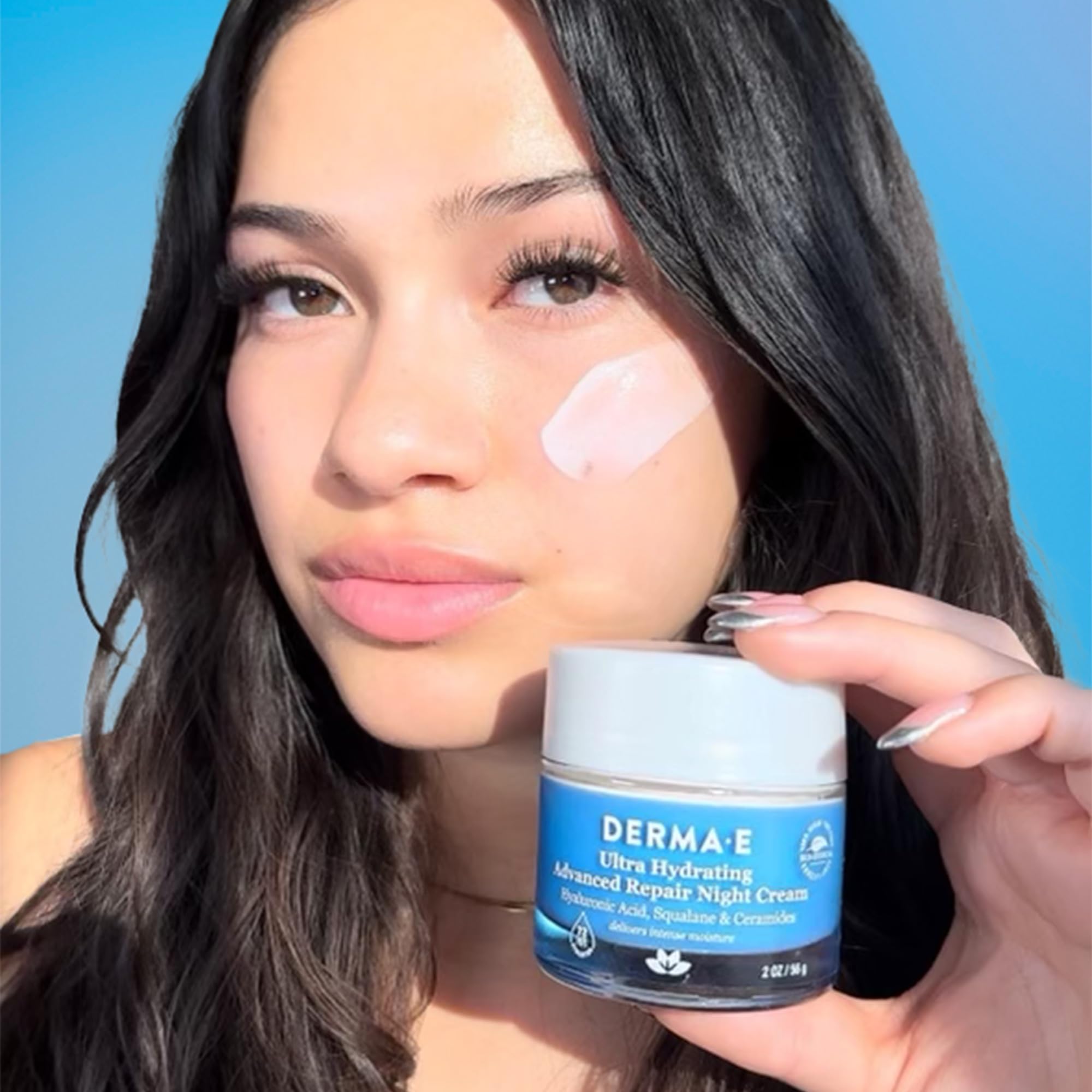 Derma E, ingredientes hialuronico y te verde para cuidado natural de la piel.