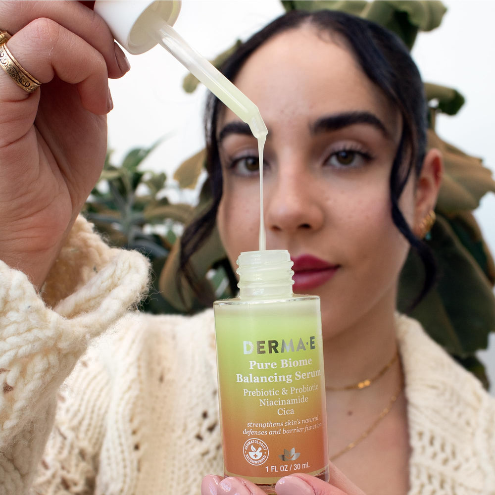 DERMA E Pure Biome Balancing Serum, ingredientes naturales para cuidado consciente.