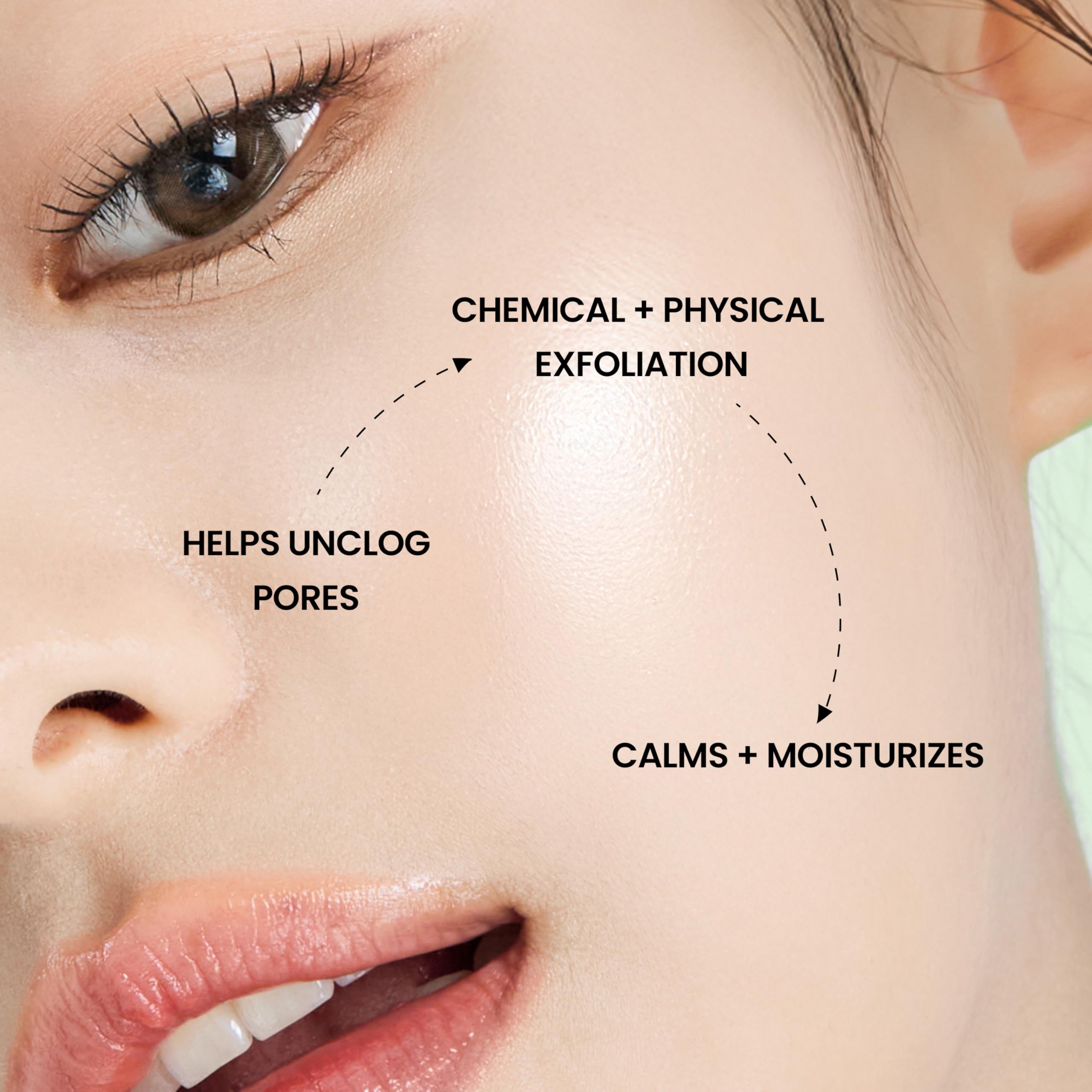 Bio-Peel Gauze de té verde aplicado en el rostro para exfoliar y limpiar.