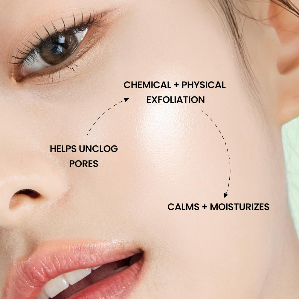 Bio-Peel Gauze de té verde aplicado en el rostro para exfoliar y limpiar.
