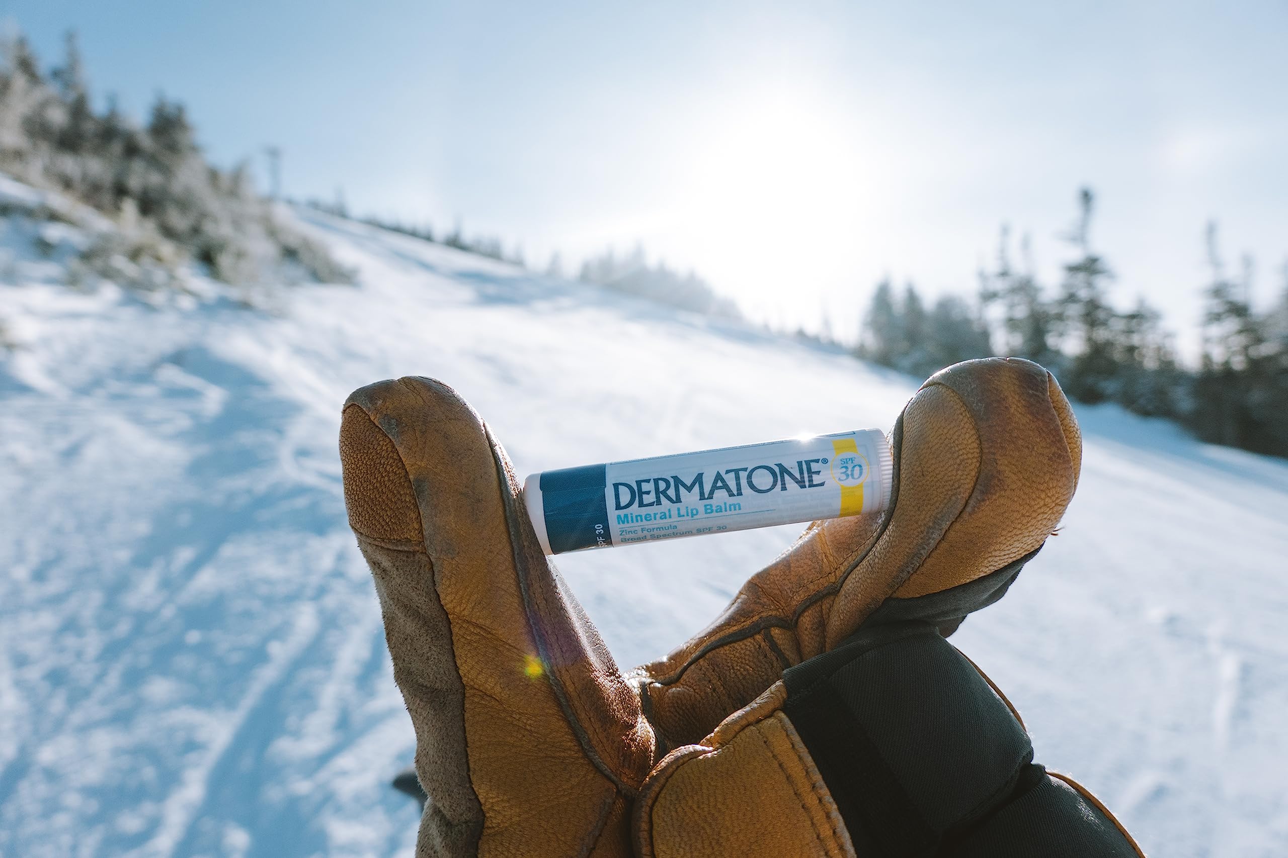 Para actividades al aire libre, Dermatone Bálsamo Labial Mineral SPF30 protege labios
