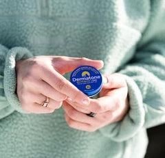 Dermatone bálsamo labios SPF23 mini lata para climas fríos.