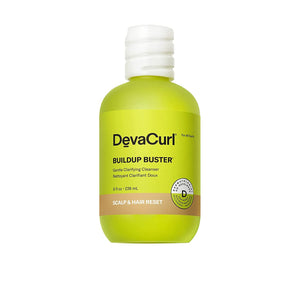 DevaCurl Buildup Buster: botella verde para una limpieza suave y clara de rizos