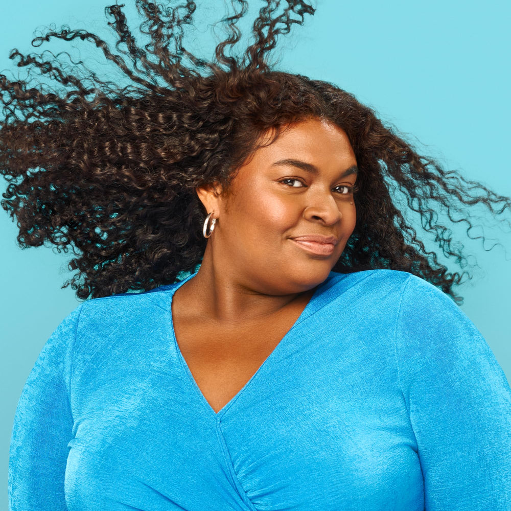 Manos aplicando limpiador suave, experiencia calmante durante el lavado.