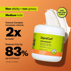 DevaCurl CurlHeights: textura crema en la mano, definición suave para rizos.