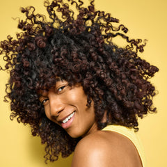 DevaCurl No-Poo Original, aplicación manual, cabello limpio con suavidad y manejo mejorado.