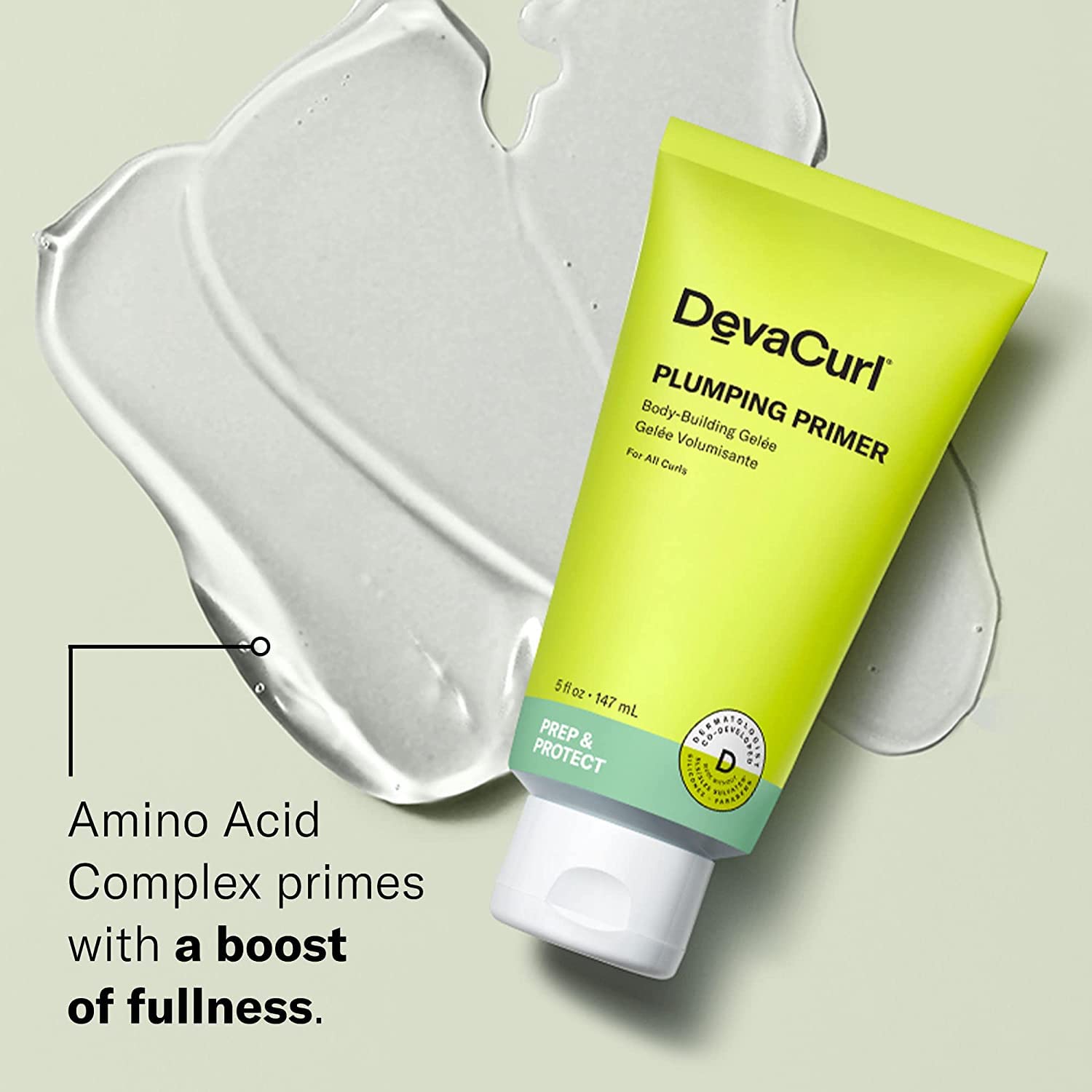 Aplicación en manos de DevaCurl Plumping Primer para rizos con volumen.