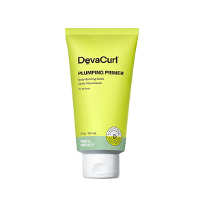 DevaCurl Plumping Primer en botella muestra cuerpo y definición en rizos.