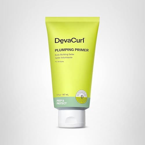 Etiqueta cercana de DevaCurl Plumping Primer con uso recomendado.