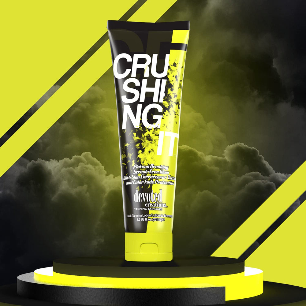 Devoted Creations Crushing It: uso práctico con la palma para un bronceado suave.