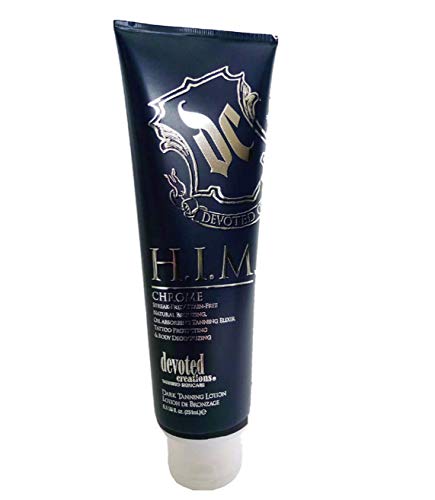 Aplicación de Devoted Creations H.I.M Bronceador Cromado sobre la piel para tono uniforme.