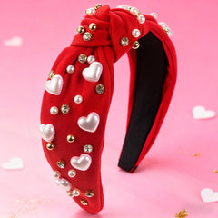 Diadema roja con perlas y materiales de alta calidad.