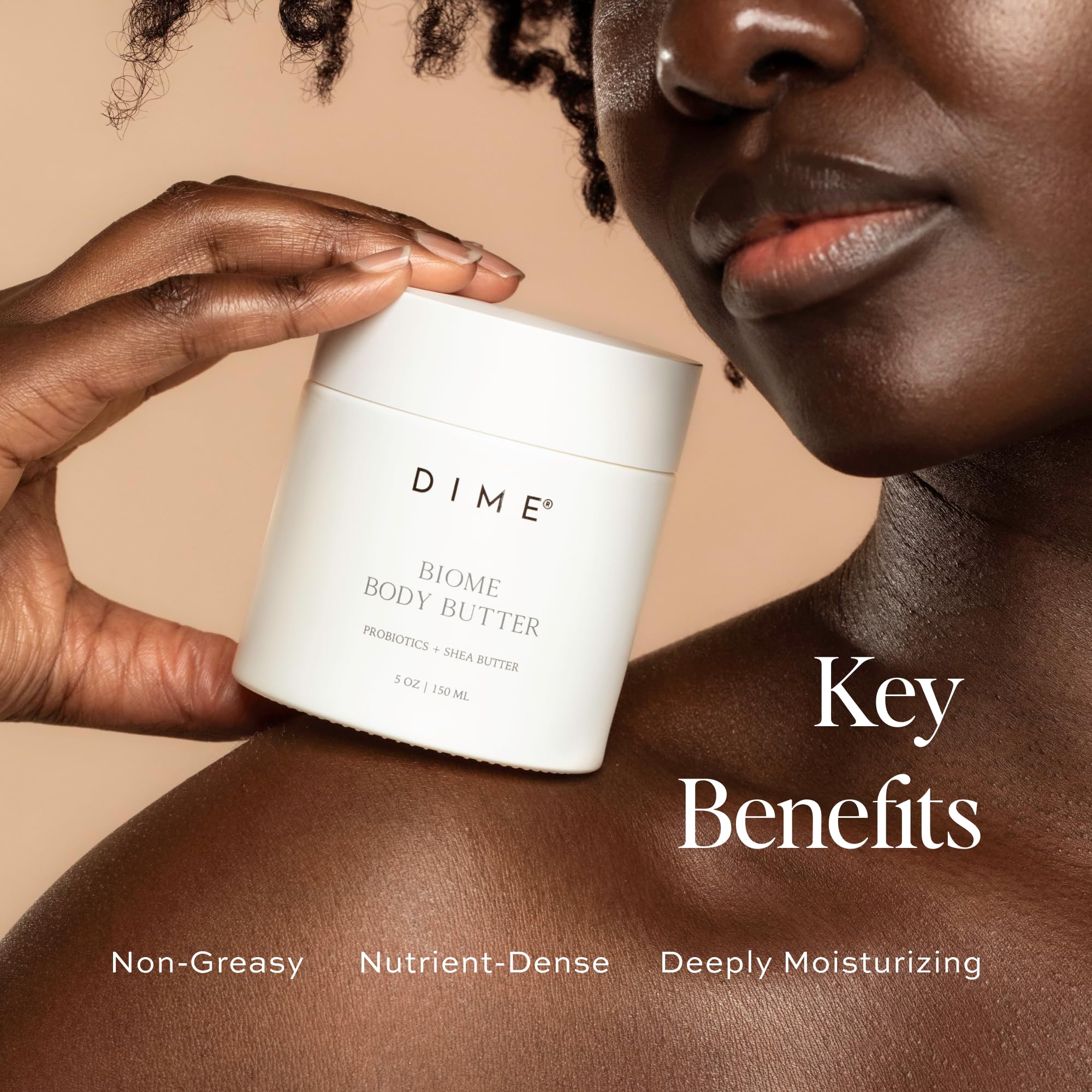 Aplicación de DIME Biome Body Butter en manos para hidratación duradera
