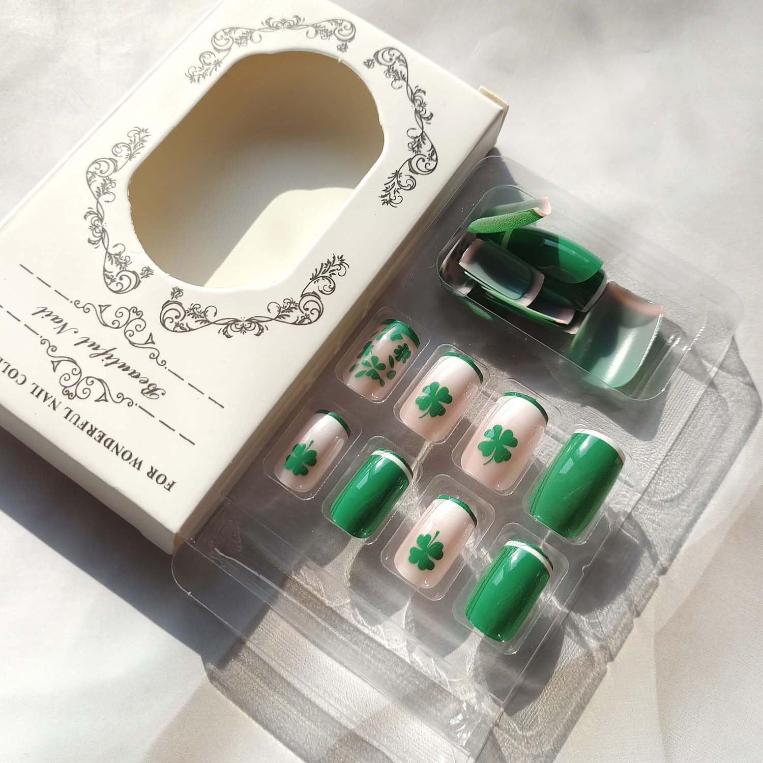 Uñas falsas Diowino con forma cuadrada corta, ideal para uso diario.