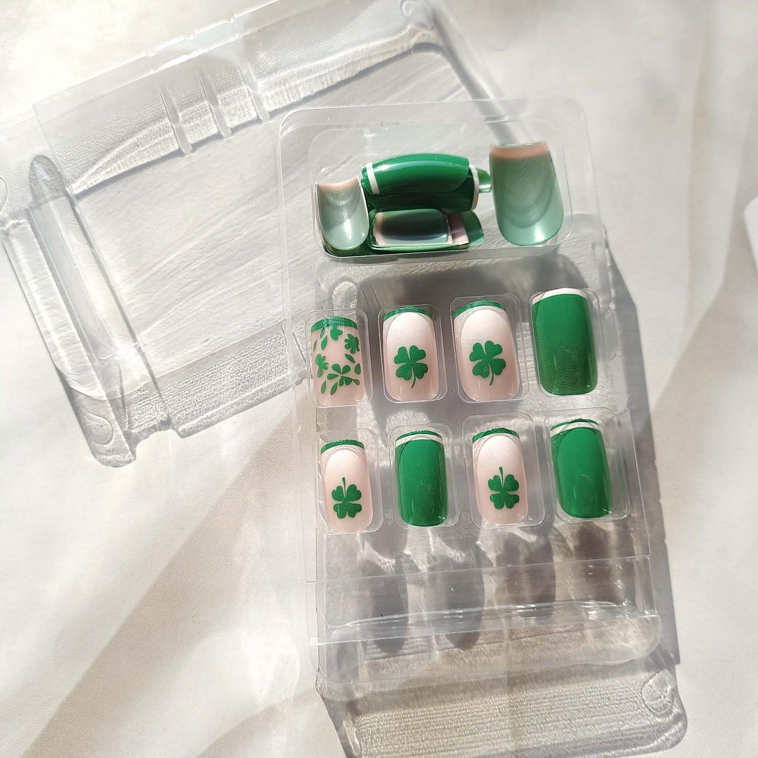 Diowino uñas postizas: remoción fácil con palillo de madera y alcohol.