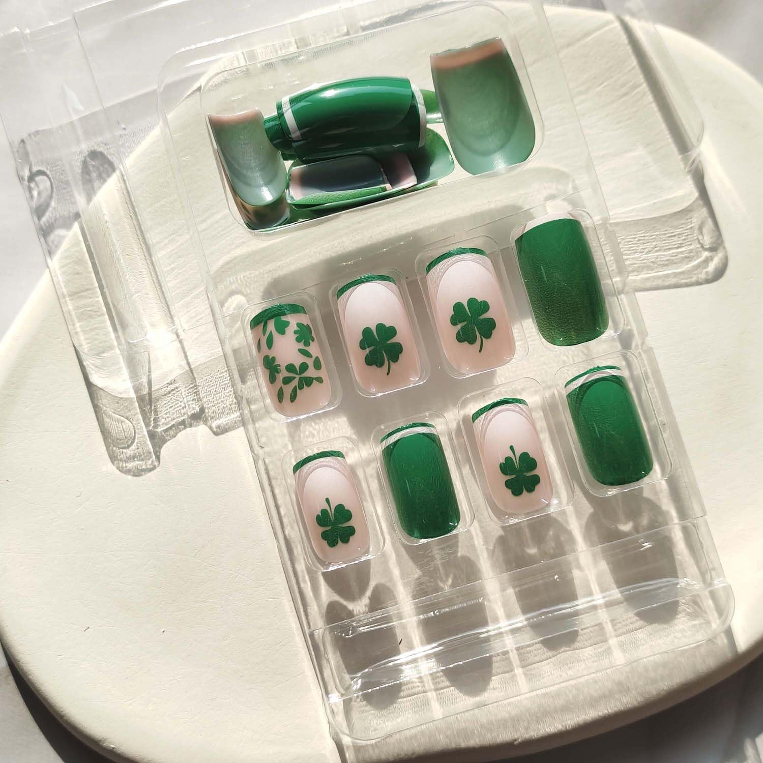 Diowino uñas postizas con diseño de trébol verde, perfecto para fiestas temáticas.