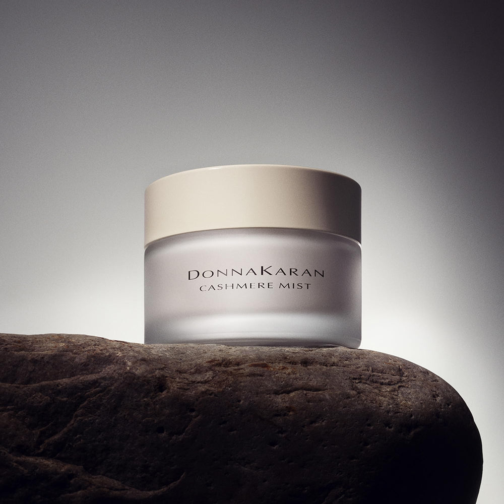 Frasco elegante de Cashmere Mist con aroma sutil.