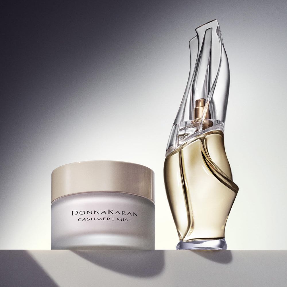 Rutina de cuidado corporal con Cashmere Mist, piel nutrida.