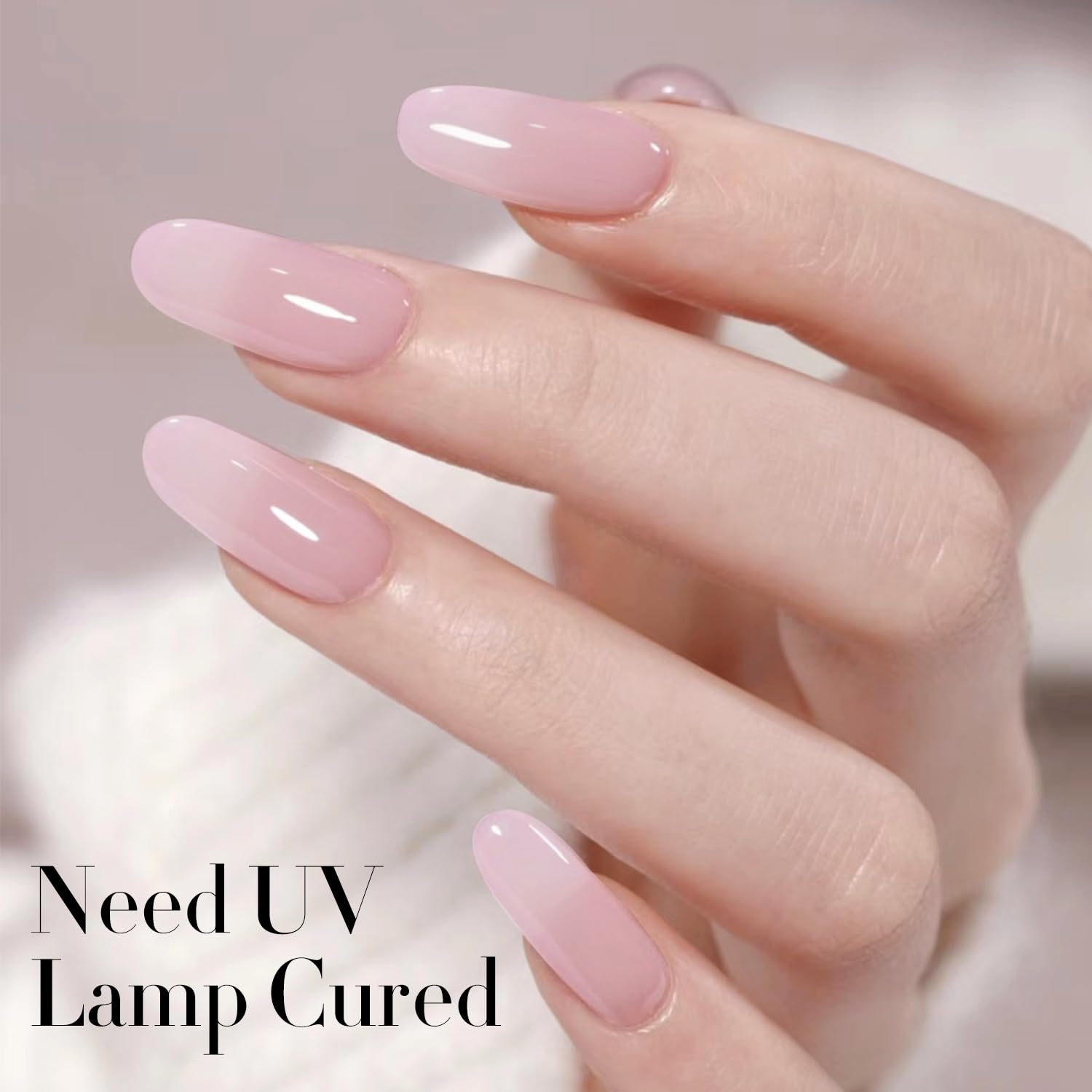Esmalte en gel translúcido en uñas con brillo suave.