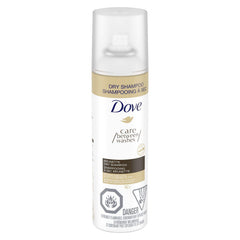 Dove Care Between Washes Dry Shampoo masaje en cabello para distribuir la fórmula.