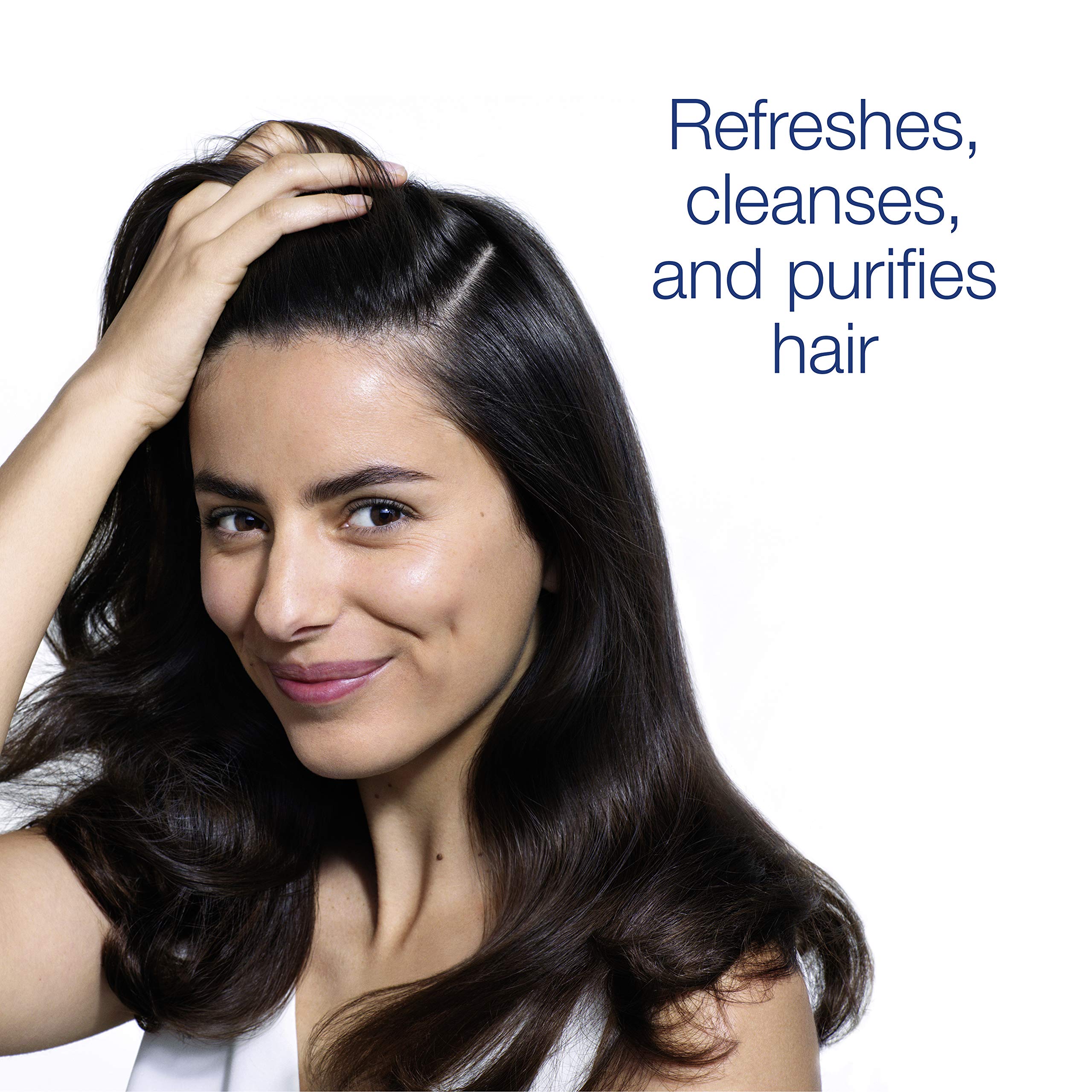 Dove Care Between Washes Dry Shampoo sin residuo blanco perceptible.