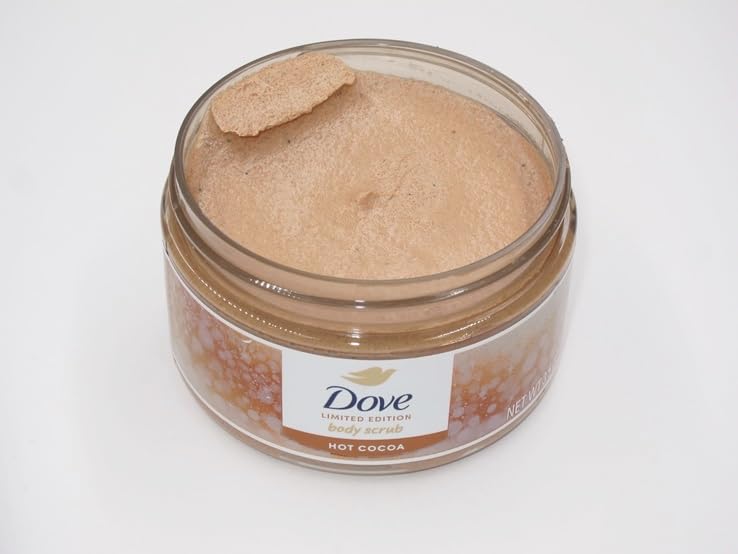 Dove exfoliante corporal de cacao caliente con textura cremosa para exfoliar suavemente.