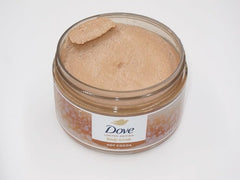 Dove exfoliante corporal de cacao caliente con textura cremosa para exfoliar suavemente.