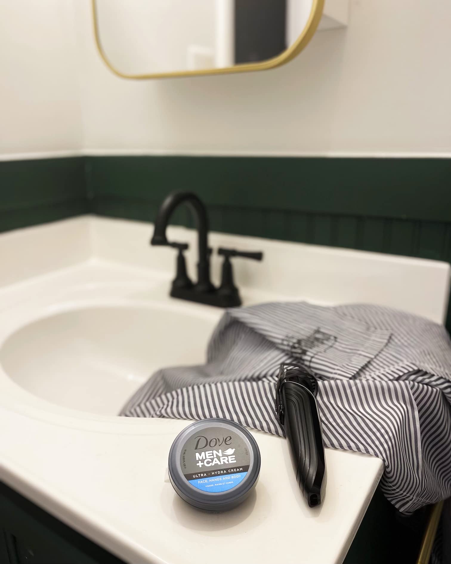Dove Men+Care Ultra Hydra en tarro compacto, ideal para viaje.