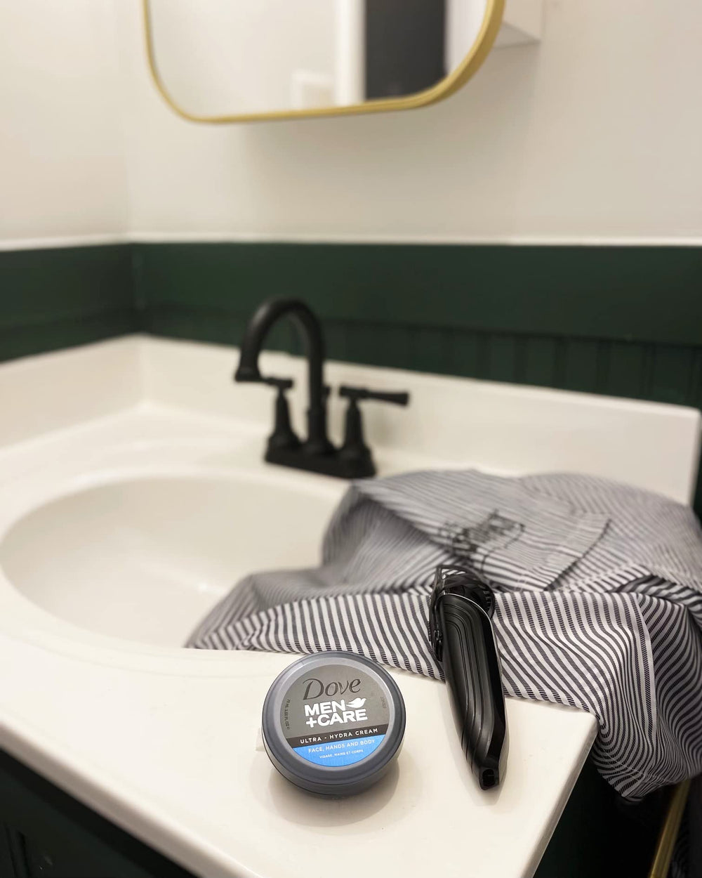 Dove Men+Care Ultra Hydra en tarro compacto, ideal para viaje.