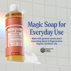 Espuma rica del jabon líquido eucalipto de Dr. Bronner's para piel limpia.