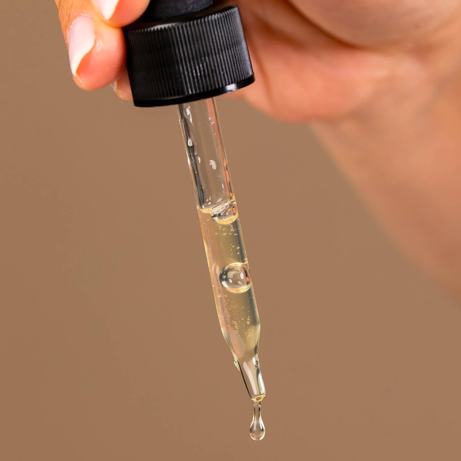 Dr Dennis Gross Advanced Retinol + Ferulic Serum, empaque-minimalista inspira confianza.