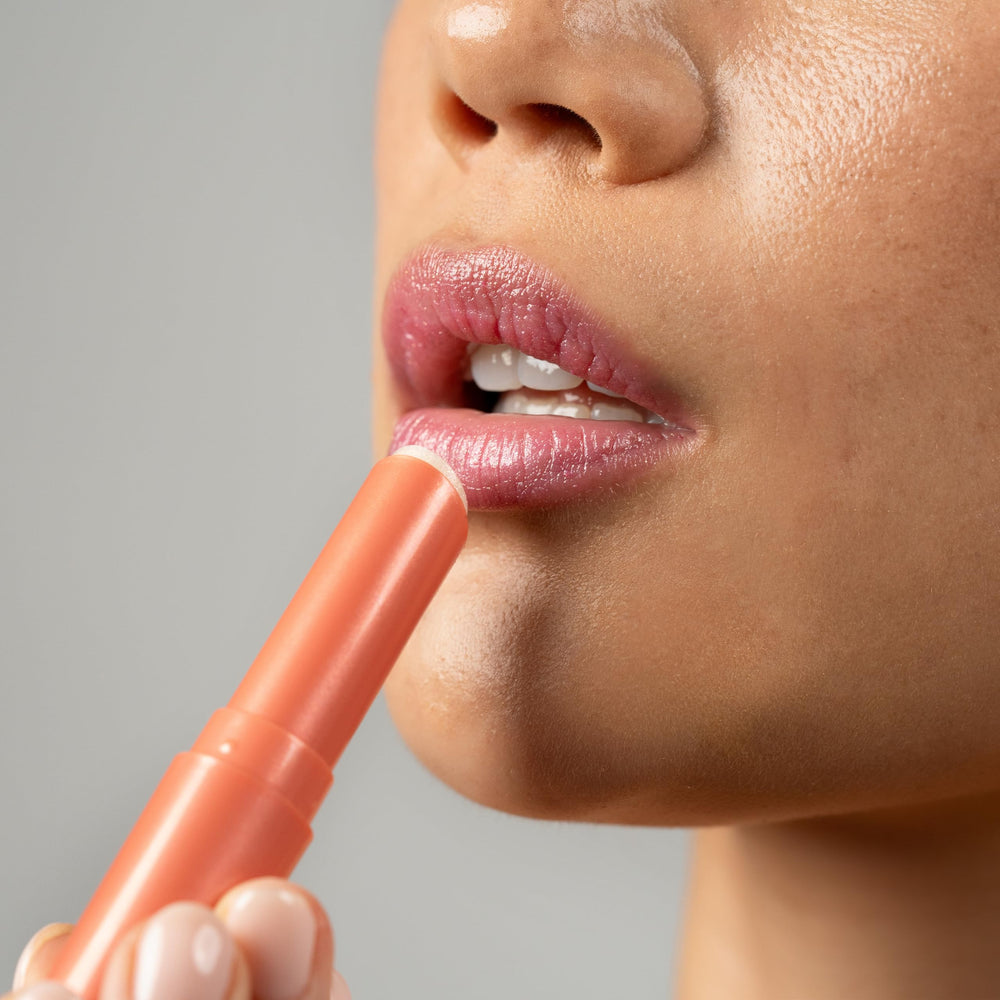 Brillo sutil en labios con Dr. PawPaw Glimmer para look ligero.