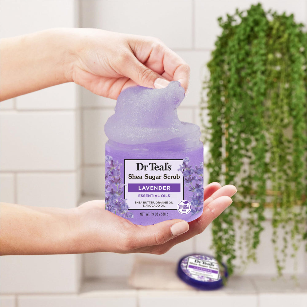 Dr Teal's scrub facilita un masaje suave y revitalizante en la piel.