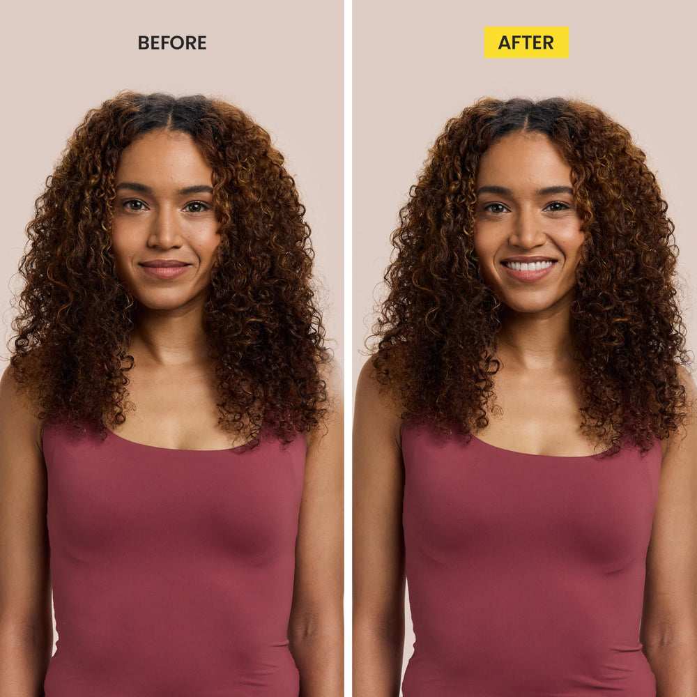 Espuma negra del champú purificador para limpieza profunda del cabello.